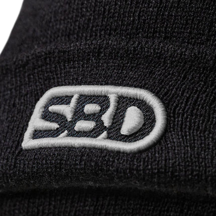 SBD Beanie Limitierte Momentum Edition Schwarz Weiss Logo gestrickt Details