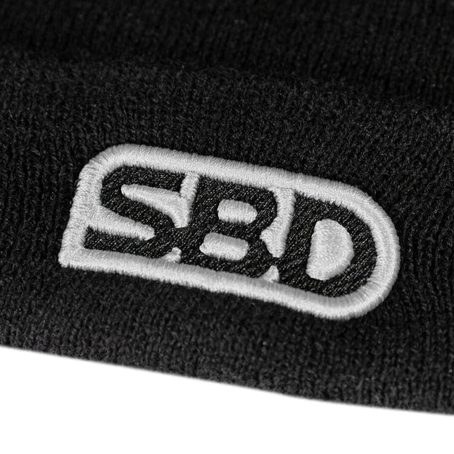 SBD Beanie Limitierte Momentum Edition Schwarz Weiss Logo gestrickt