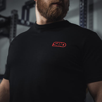 SBD Classic T-Shirt Schwarz mit kleinem roten Logo auf Brust