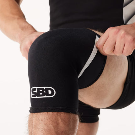 SBD Knee Sleeves Kniestulpen Momentum Edition schwarz weiss