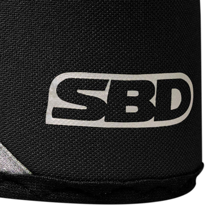 SBD Knee Sleeves Kniestulpen Momentum Edition schwarz weiss Logo Details