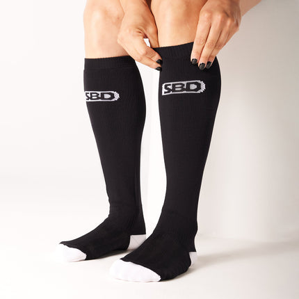 SBD Kreuzhebesocken Limitierte Momentum Edition Schwarz Weiss lange Socken Deadliftt Anziehen