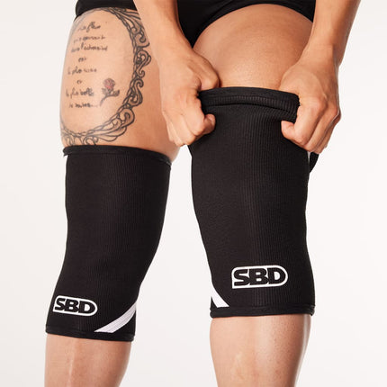 SBD Powerlifting Knee Sleeves Momentum Edition Schwarz weiss Anziehen