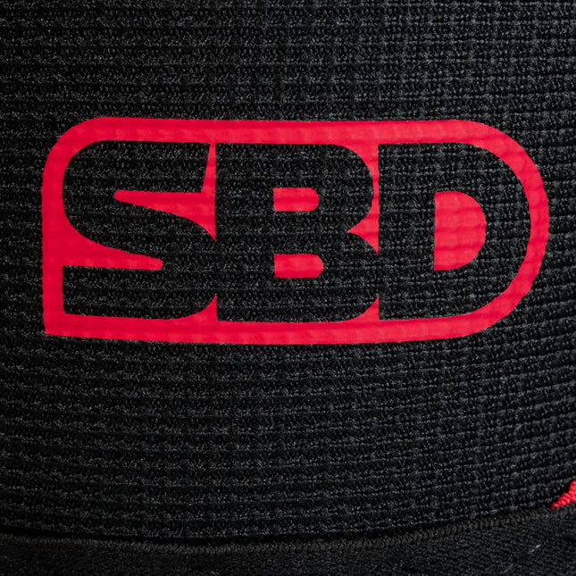 SBD Weightlifting Kniestulpen Schwarz Rot Logo Details